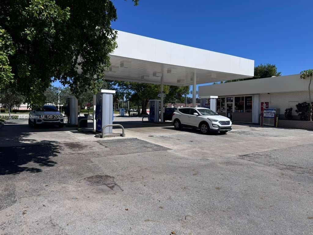 8400 W Oakland Park Blvd, Sunrise, FL 33351 photo 2
