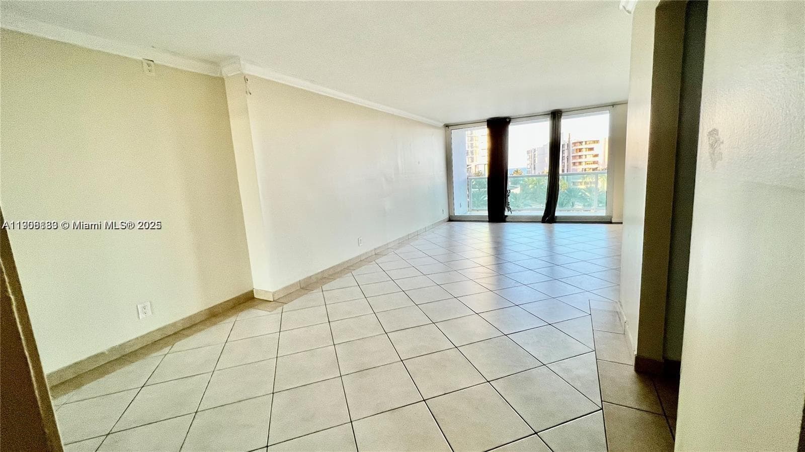100 Bayview Dr # 607, Sunny Isles Beach, FL 33160 photo 2