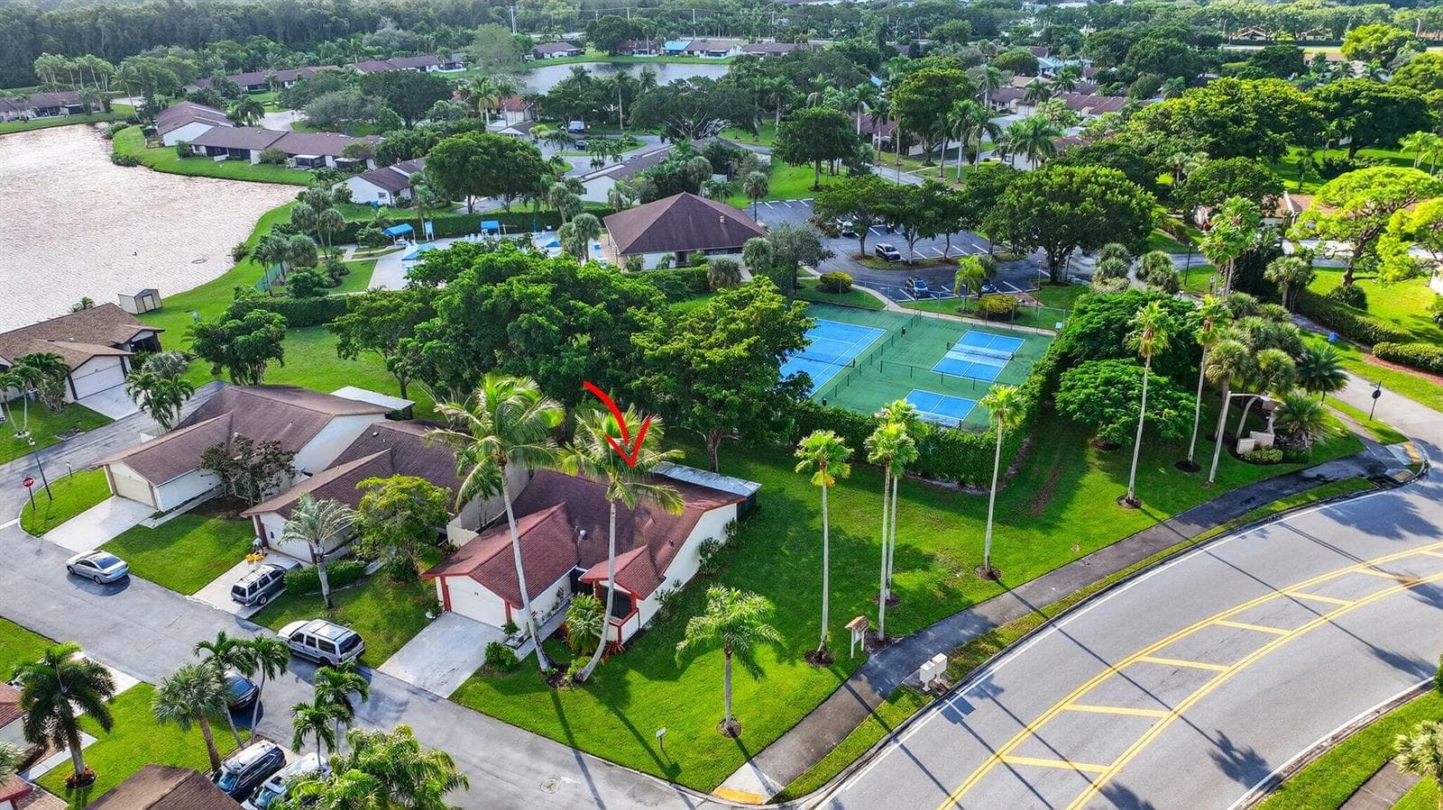 29 FAWLKLAND Circle, Boynton Beach, FL 33426 photo 2