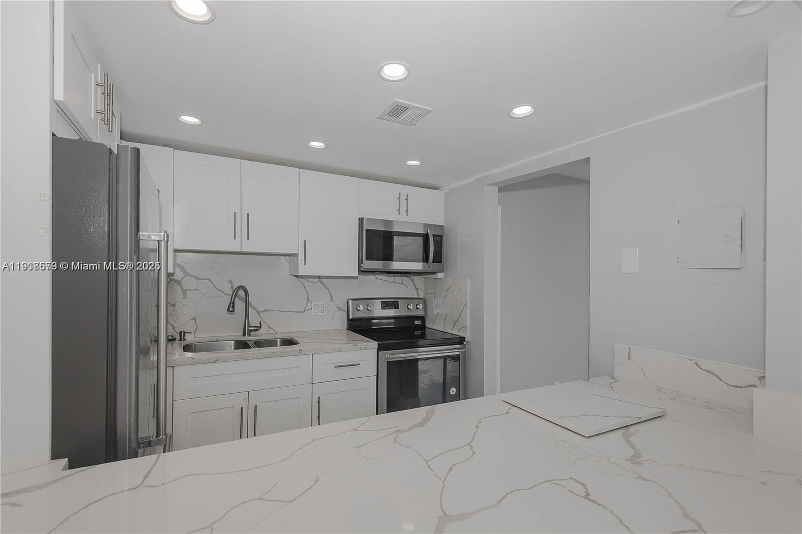 20301 W Country Club Dr # 1221, Aventura, FL 33180 photo 2