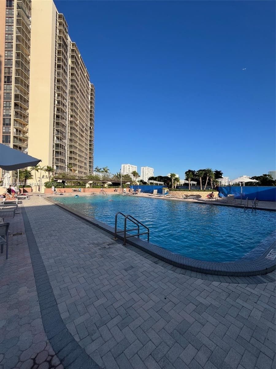20301 W Country Club Dr # 625, Aventura, FL 33180 photo 2