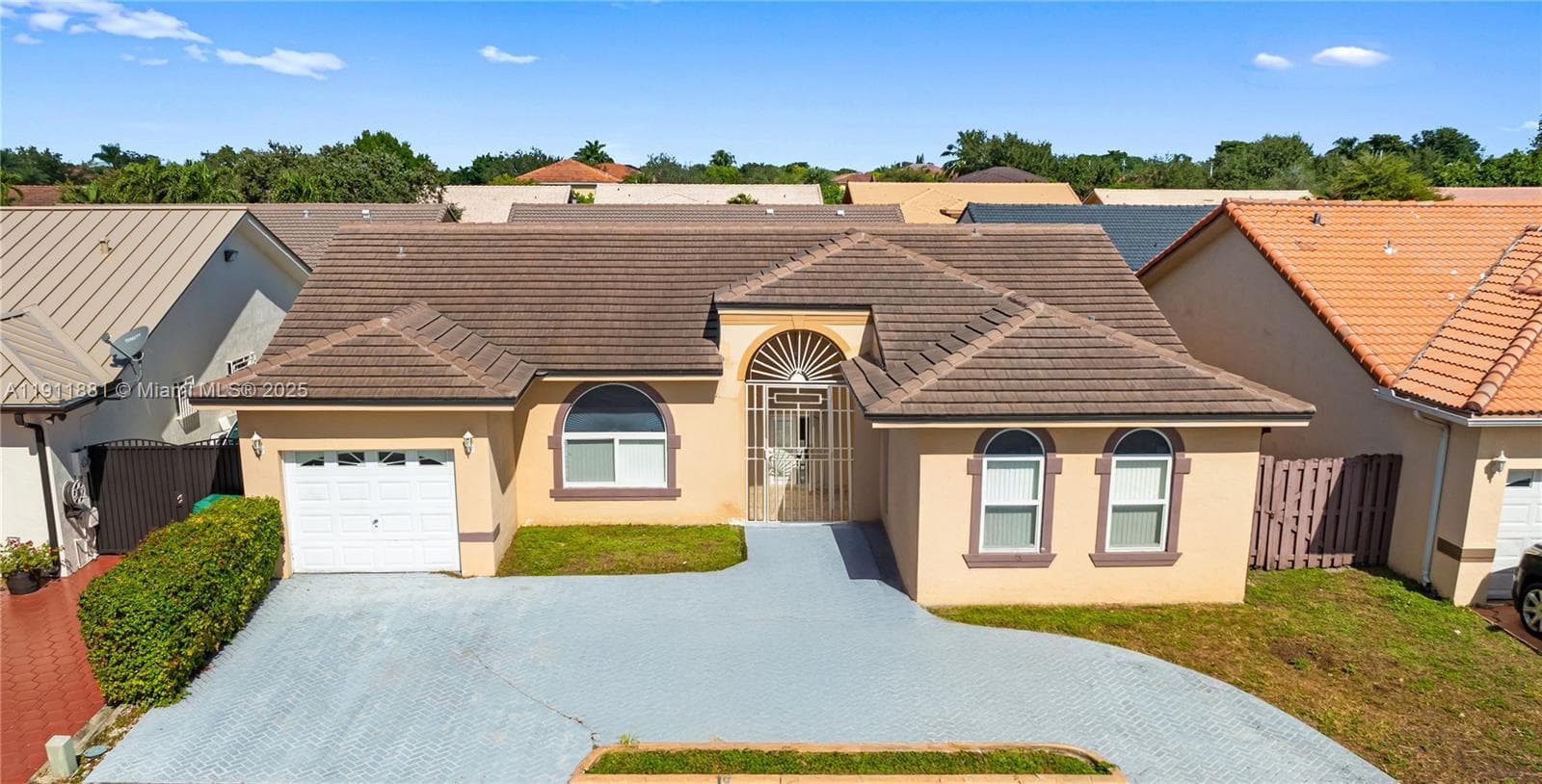 8761 NW 142nd St, Miami Lakes, FL 33018