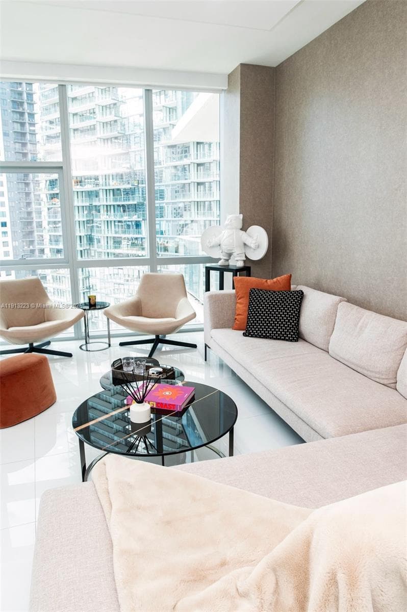 851 NE 1st Ave # 1811, Miami, FL 33132 photo 3