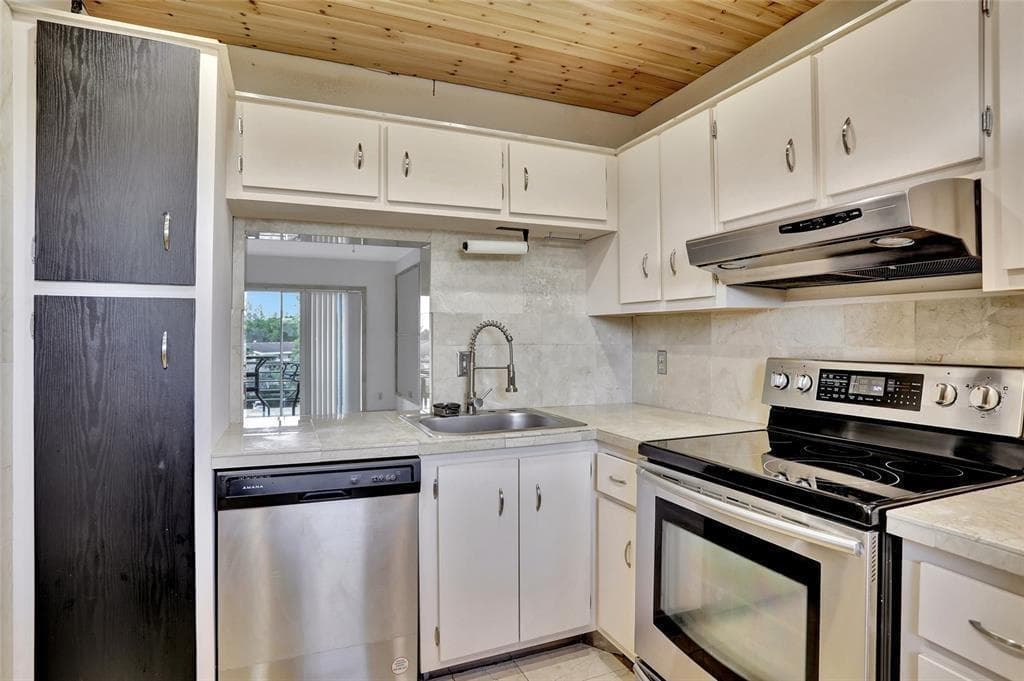 4311 Crystal Lake Drive # 421, Pompano Beach, FL 33064 photo 2