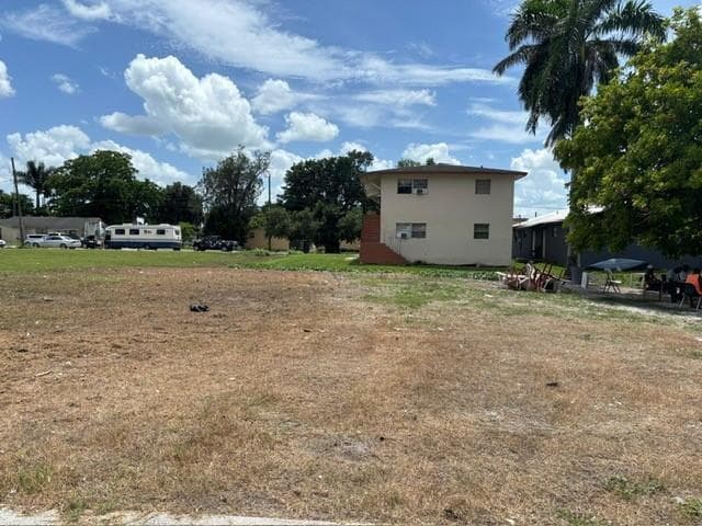 724 SW Avenue B Avenue, Belle Glade, FL 33430 photo 2
