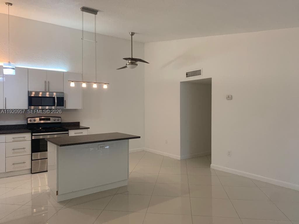 907 NE 199th St # 204, Miami, FL 33179 photo 3