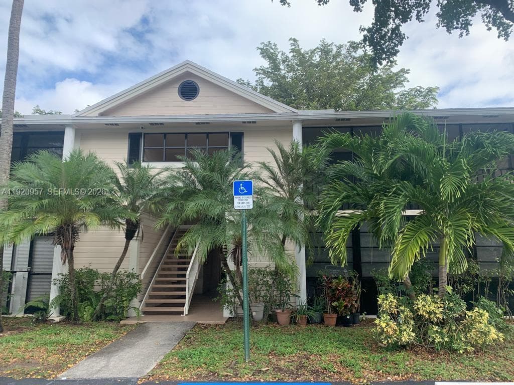907 NE 199th St # 204, Miami, FL 33179