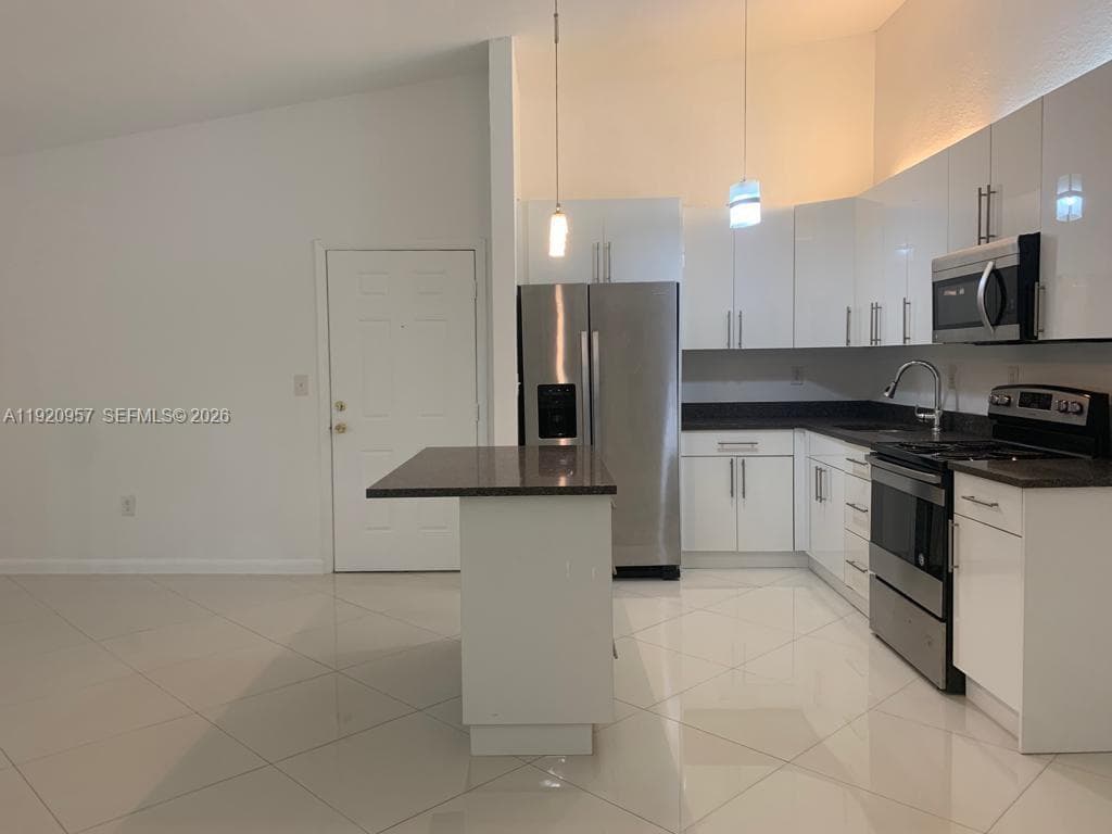 907 NE 199th St # 204, Miami, FL 33179 photo 5