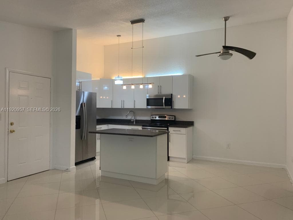 907 NE 199th St # 204, Miami, FL 33179 photo 4