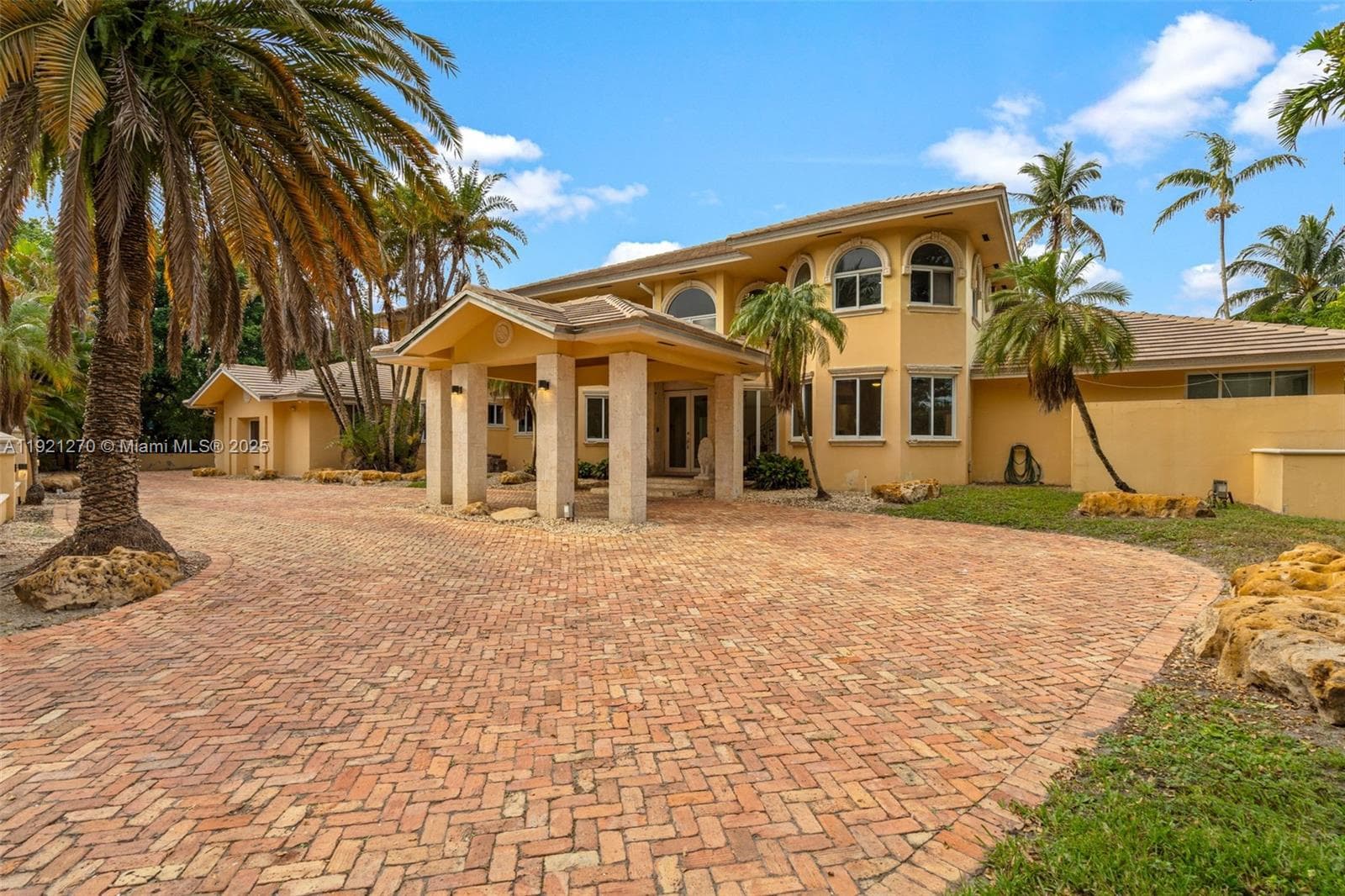 7225 Gleneagle Dr, Miami Lakes, FL 33014 photo 2