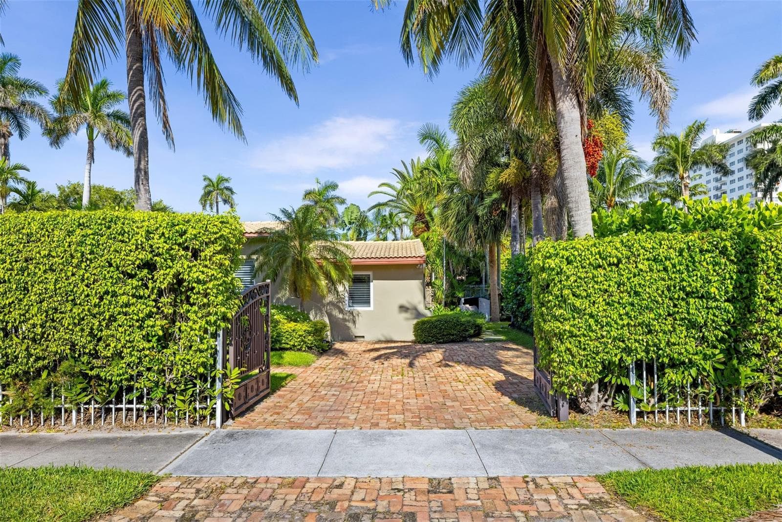 359 Poinciana Drive, Fort Lauderdale, FL 33301 photo 3