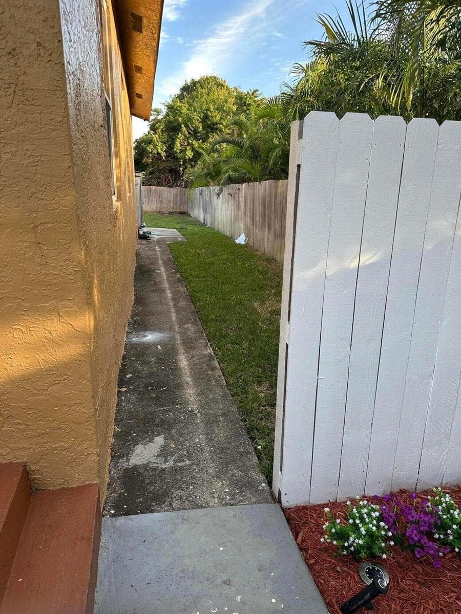 833 Briggs Street, West Palm Beach, FL 33405 photo 3
