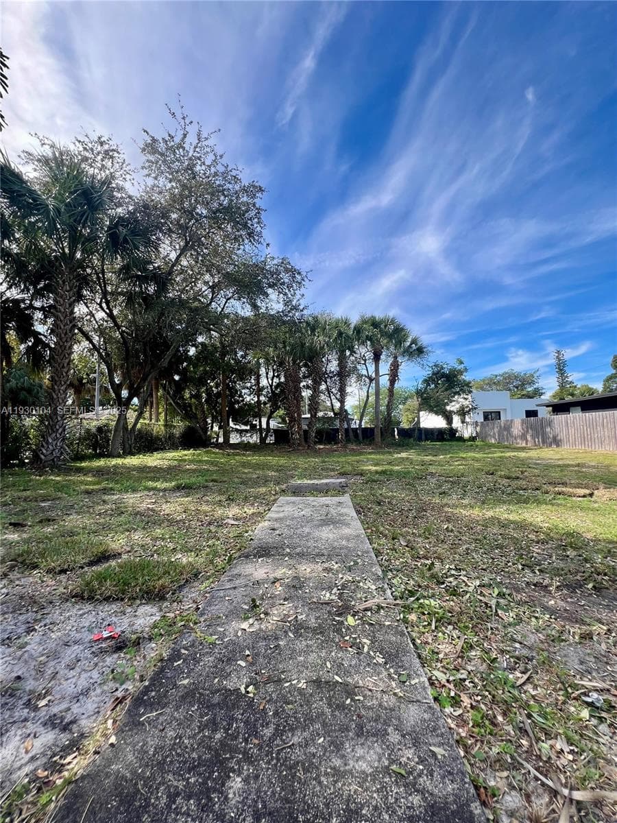 633 NW 14th Ter, Fort Lauderdale, FL 33311 photo 3