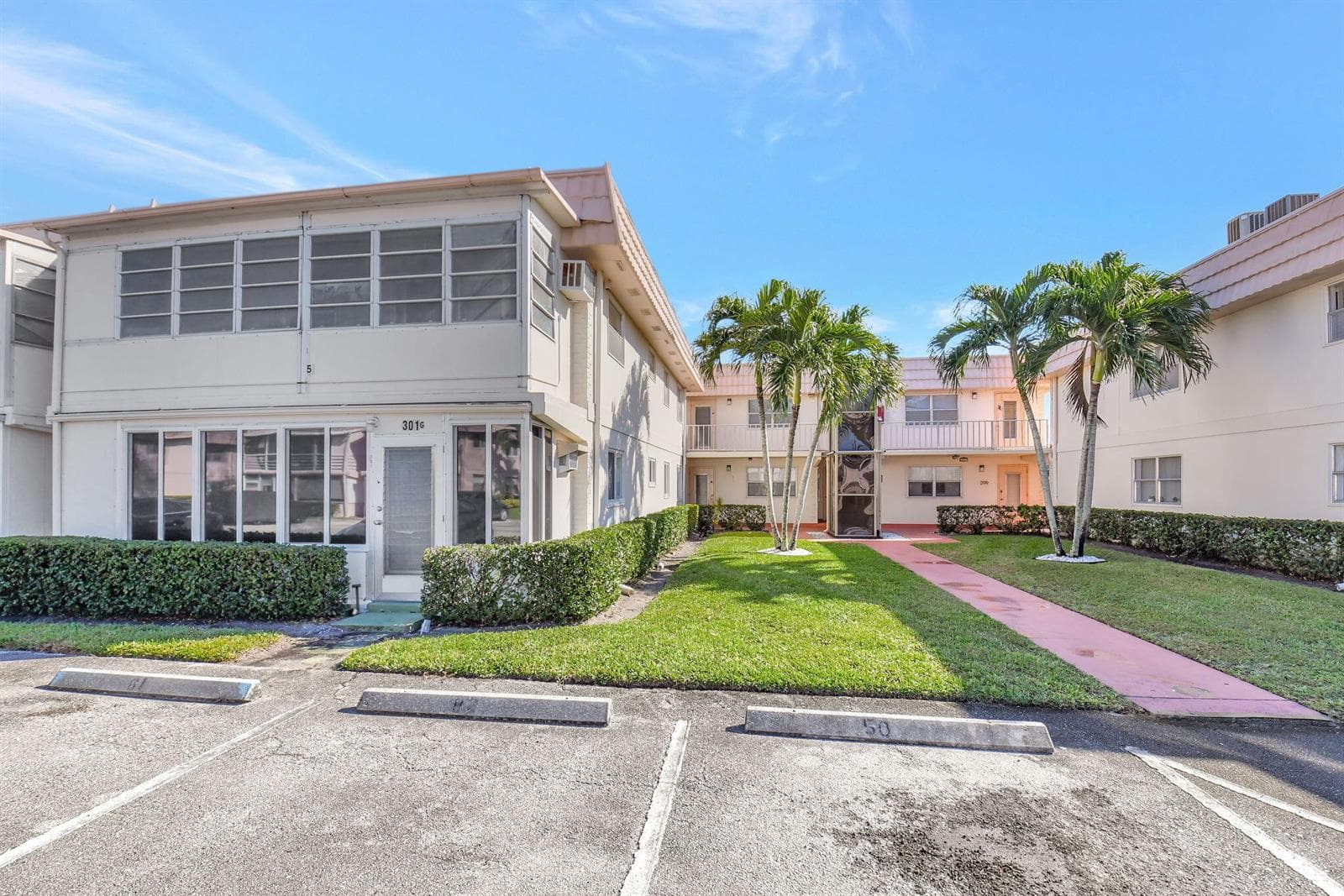 325 Saxony G, Delray Beach, FL 33446 photo 2
