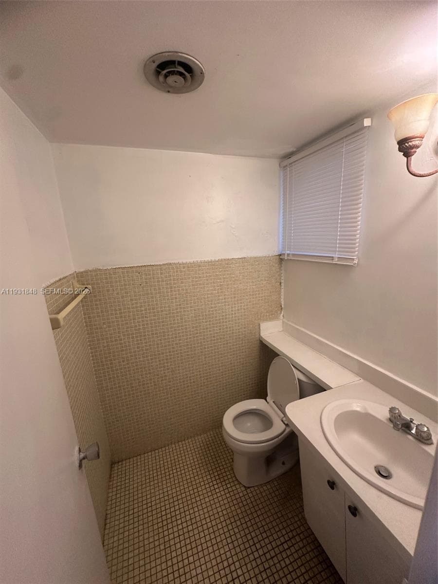 1530 NE 191st St # 205, Miami, FL 33179 photo 2