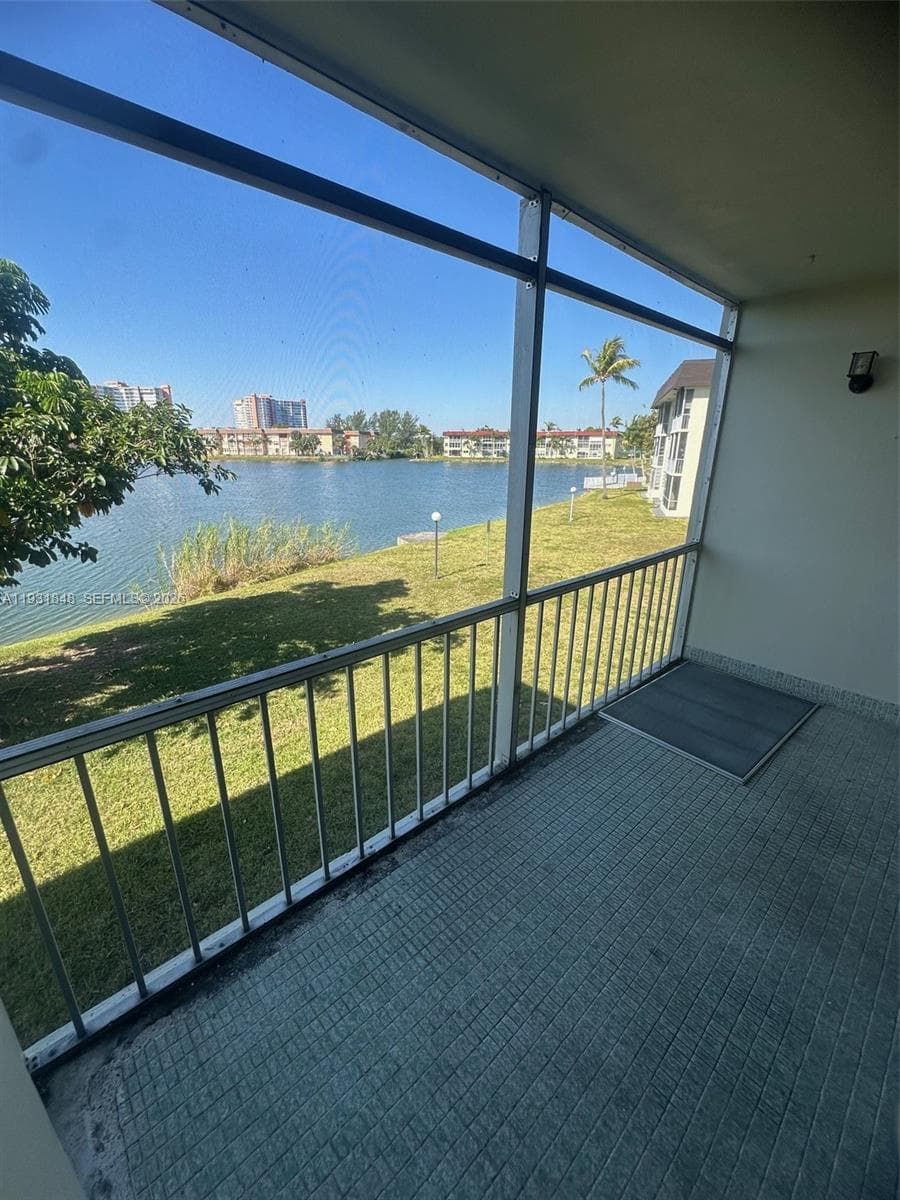 1530 NE 191st St # 205, Miami, FL 33179 photo 3