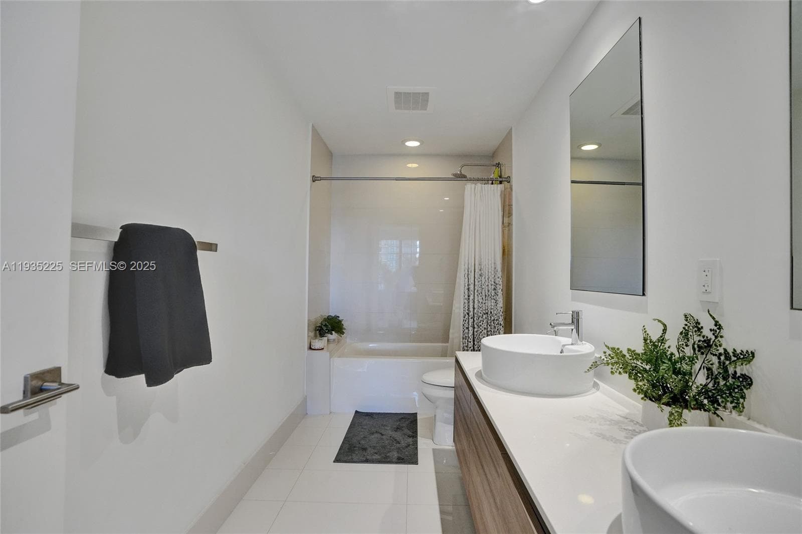121 NE 34th St # 902, Miami, FL 33137 photo 3