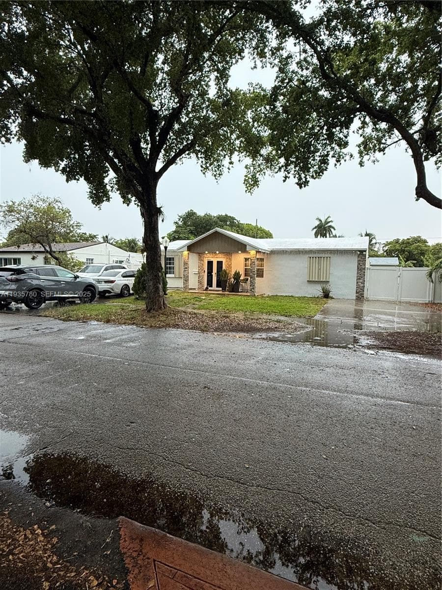 1031 NE 142nd St, North Miami, FL 33161 photo 2