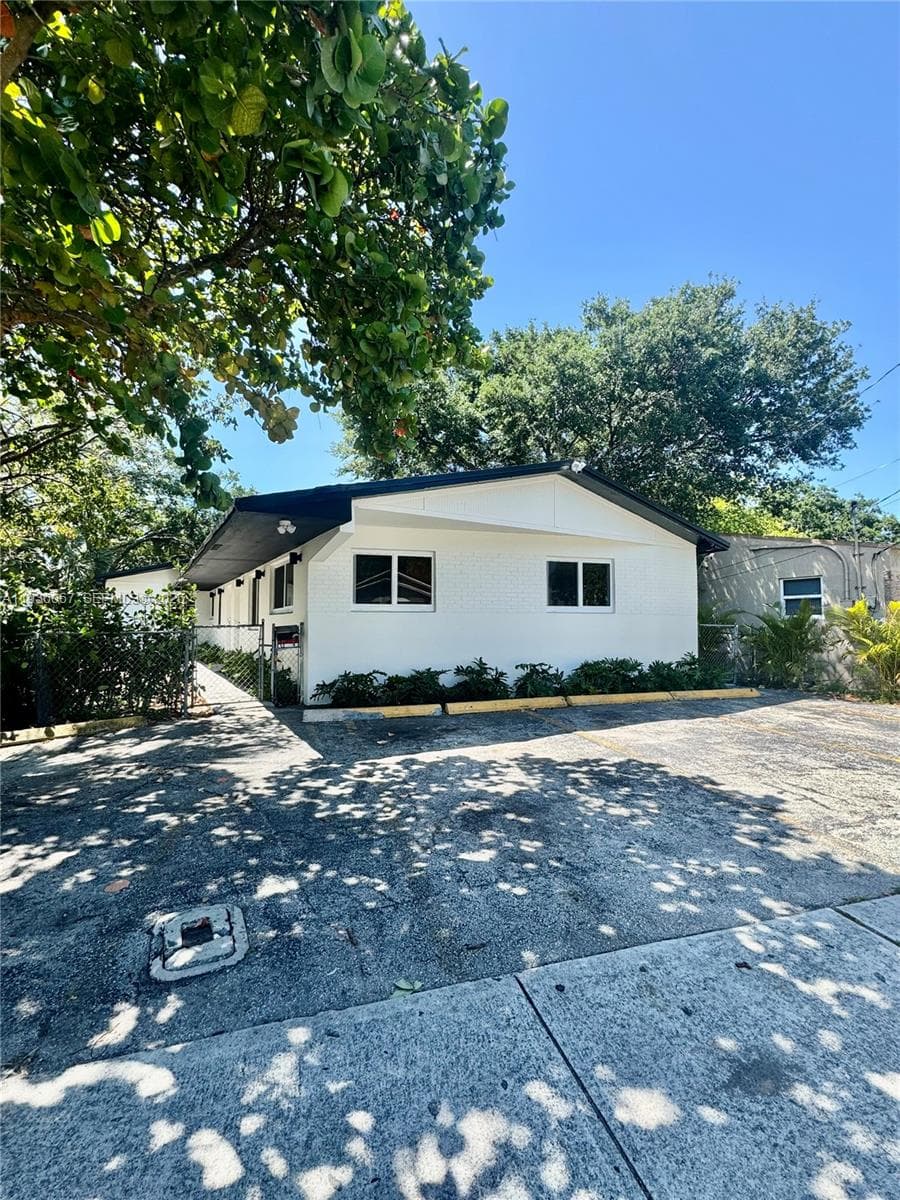 111 NW 7th Ave, Dania Beach, FL 33004 photo 2