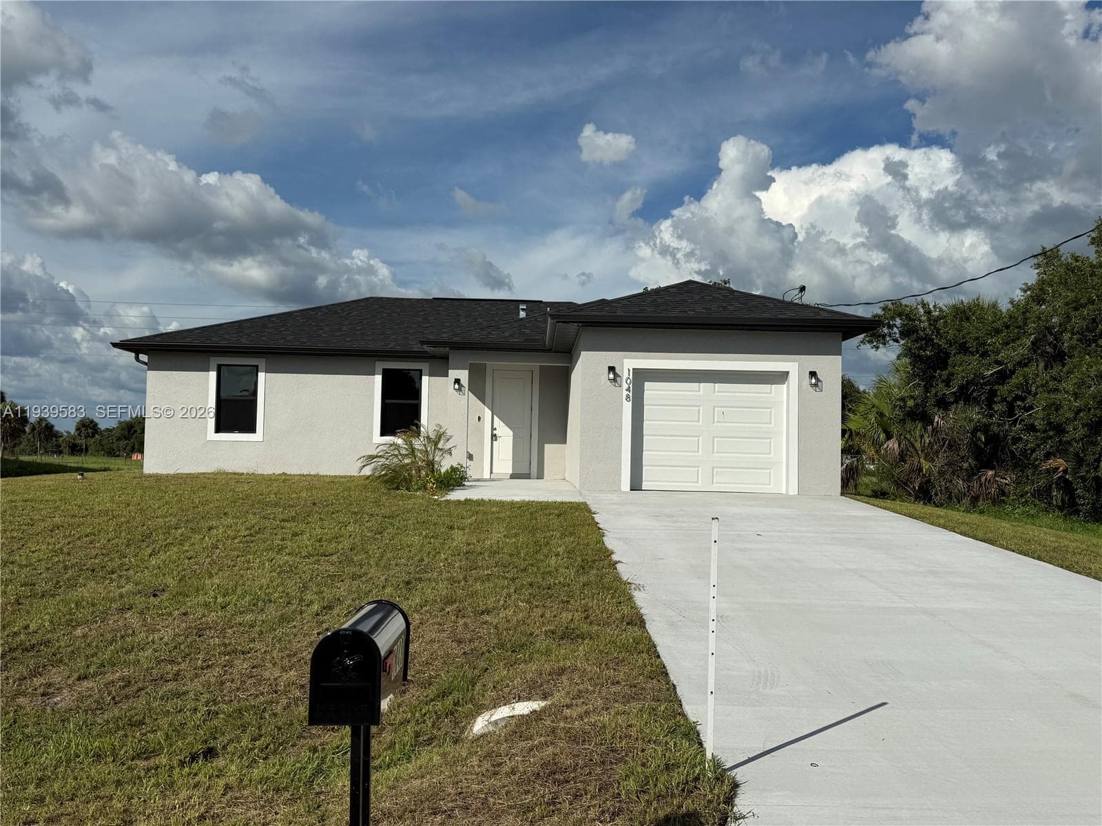 1048 Jay Ct, La Belle, FL 33935 photo 4
