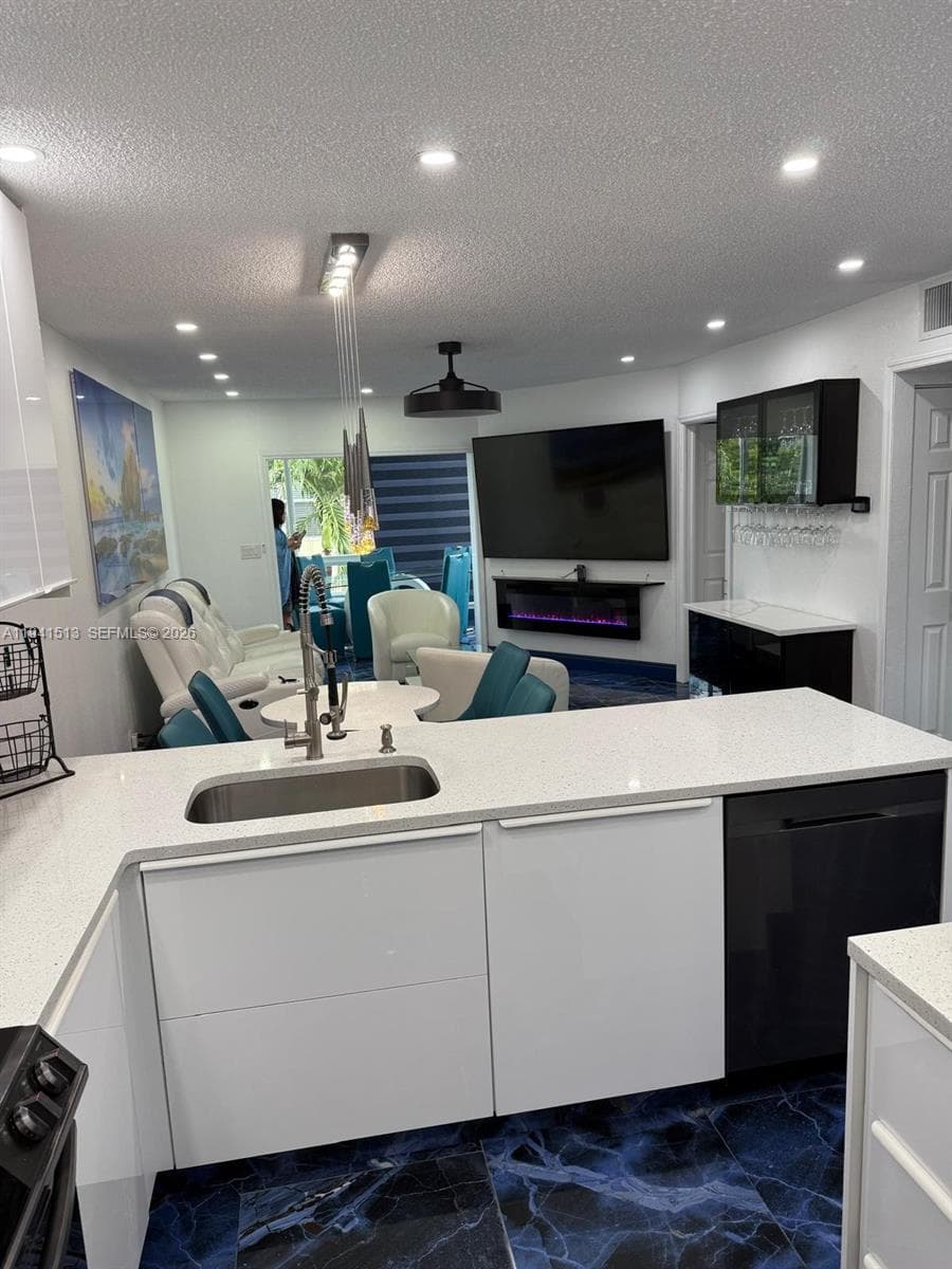 5121 W Oakland Park Blvd # 212, Lauderdale Lakes, FL 33313 photo 2