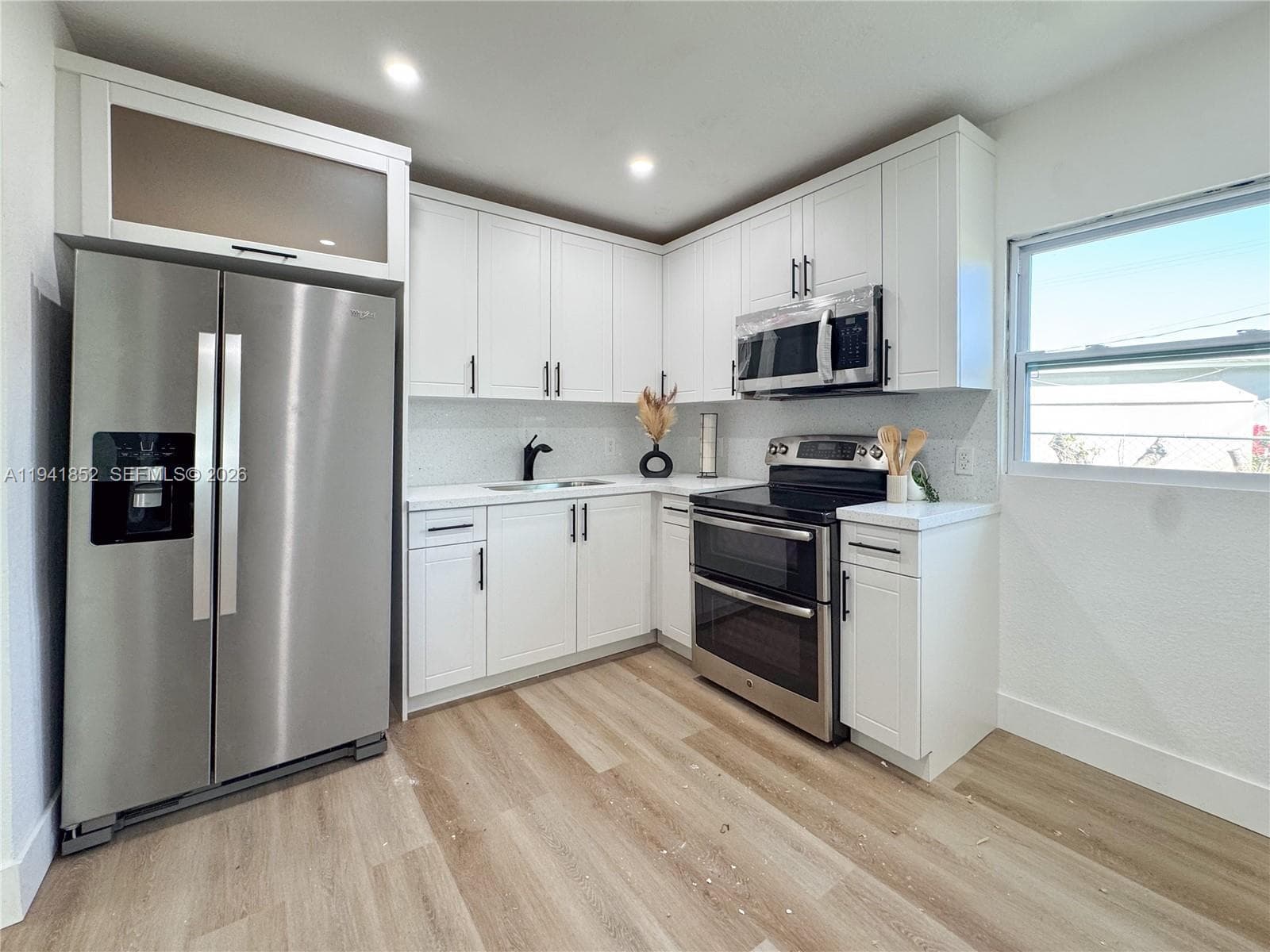 953 NE 37th St, Oakland Park, FL 33334 photo 4