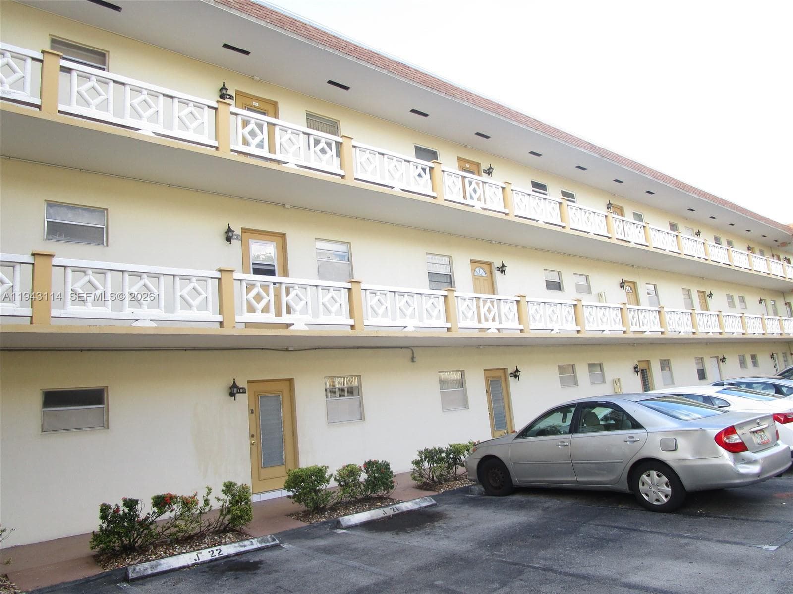 5111 W Oakland Park Blvd # 305, Lauderdale Lakes, FL 33313
