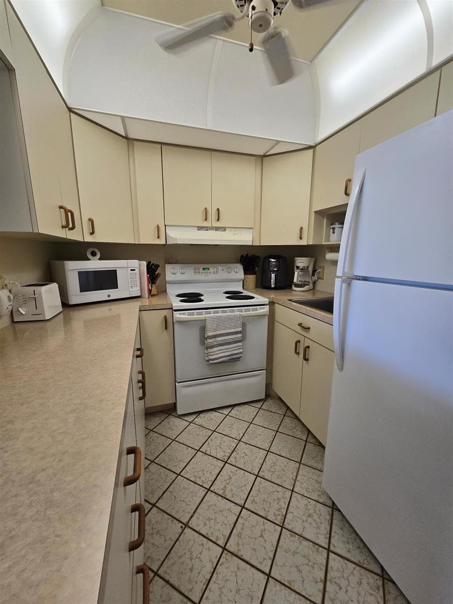 111 Lyndhurst E # 111, Deerfield Beach, FL 33442 photo 5