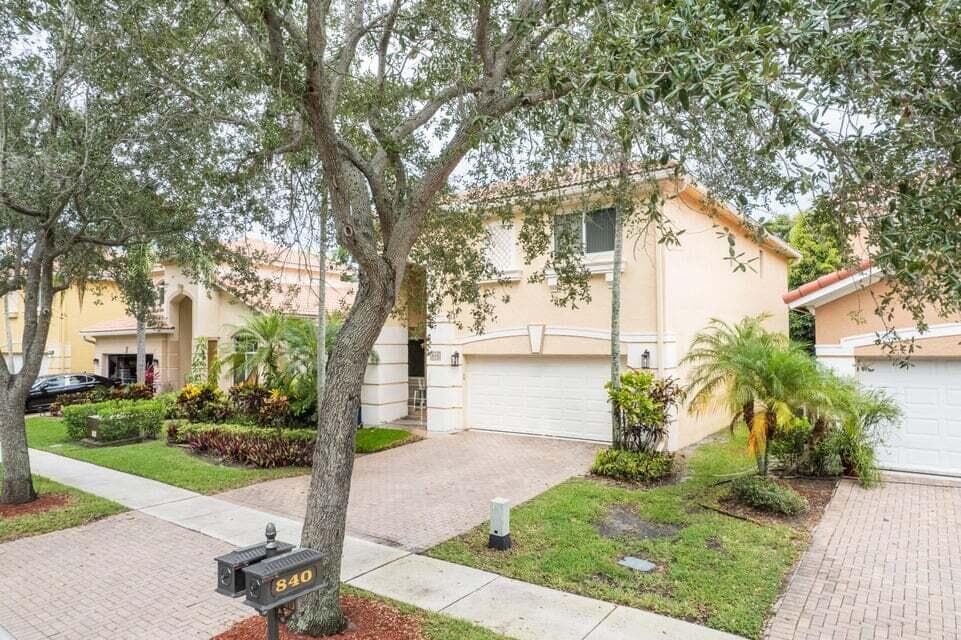 846 Gazetta Way, West Palm Beach, FL 33413 photo 2