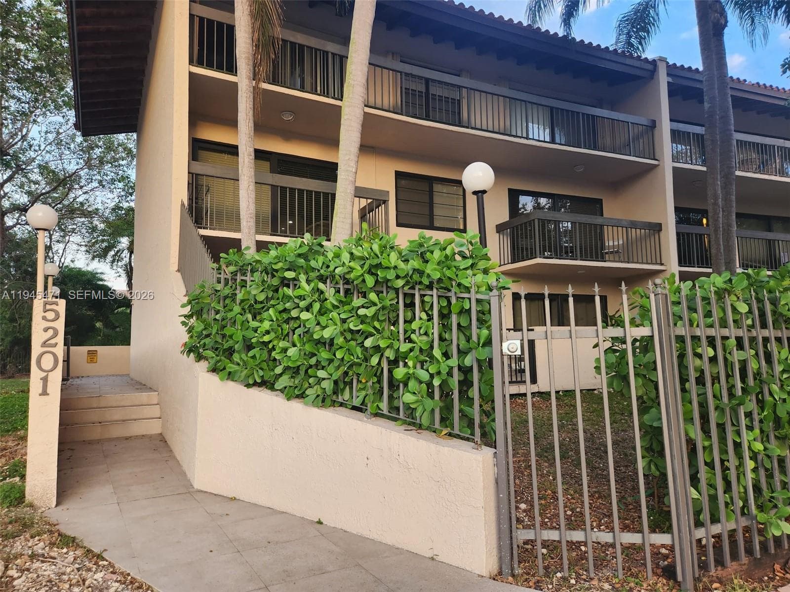 5201 Orduna Dr # 14, Coral Gables, FL 33146 photo 2