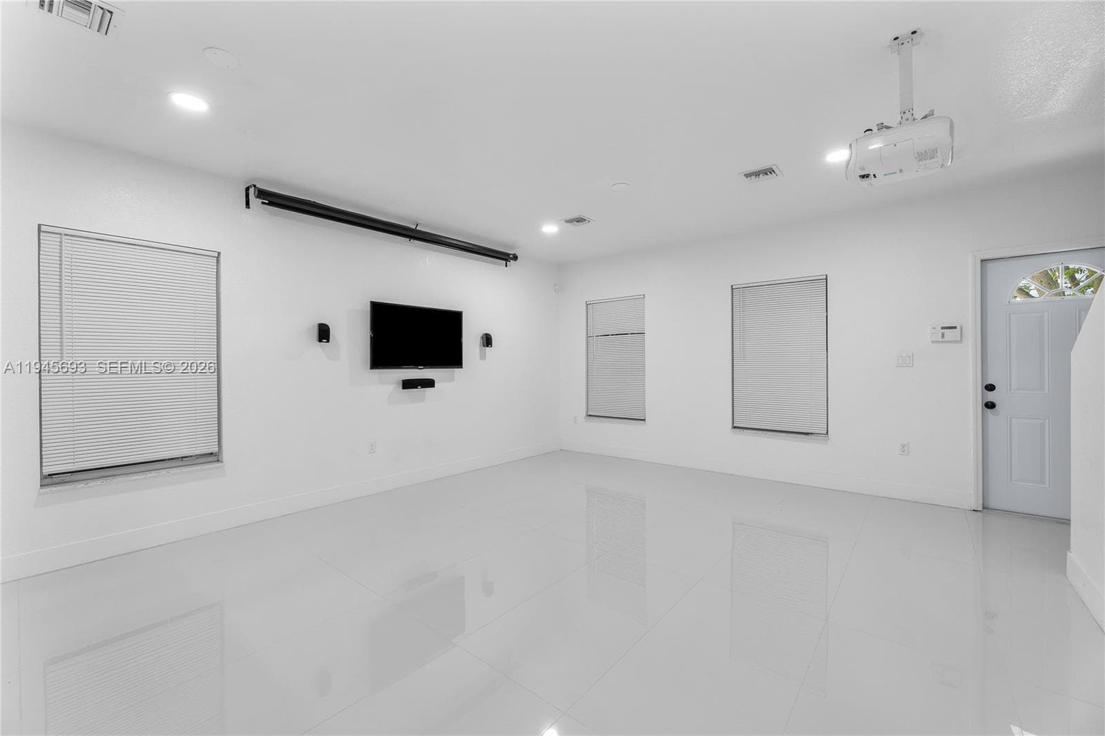 1541 NW 1st Ct, Miami, FL 33136 photo 2