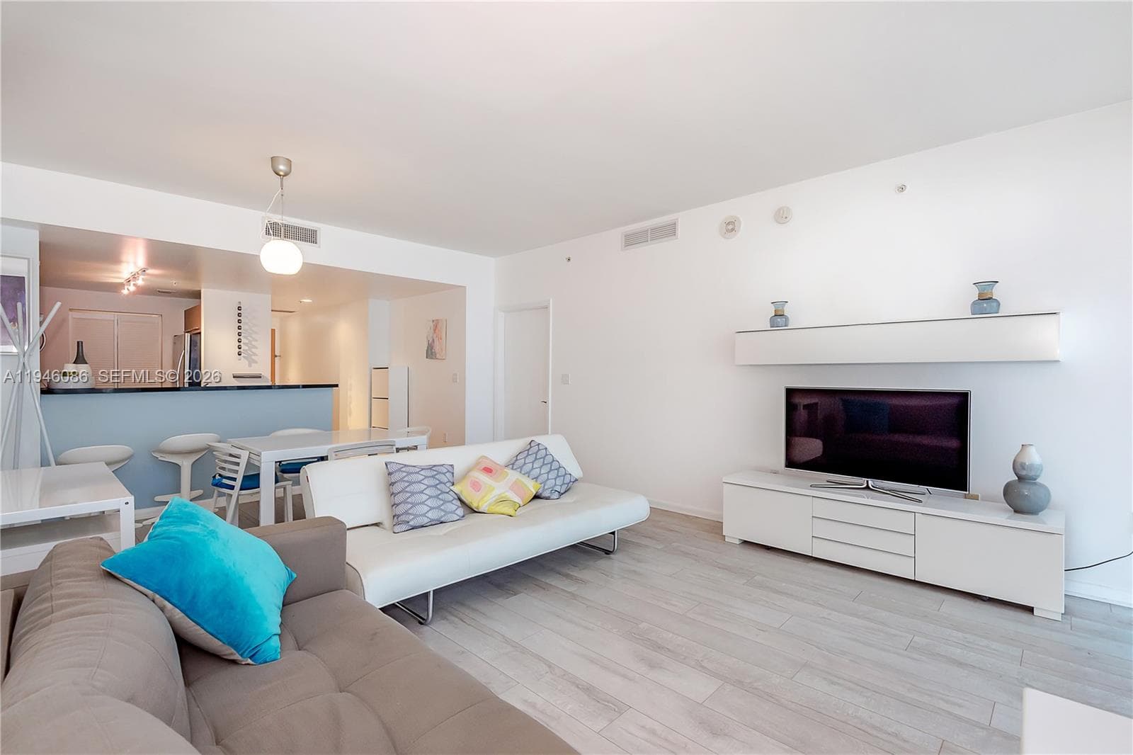 253 NE 2nd St # 907, Miami, FL 33132 photo 3