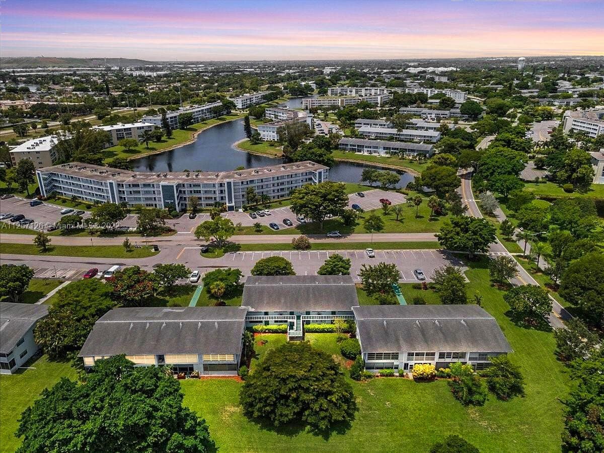 301 Farnham M # 301, Deerfield Beach, FL 33442 photo 3