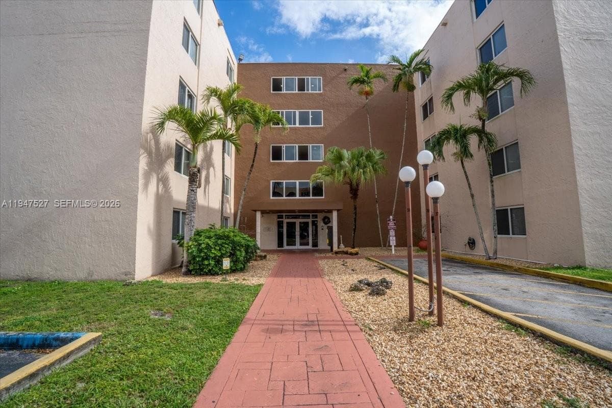 6960 Miami Gardens Dr # 2-124, Hialeah, FL 33015 photo 3