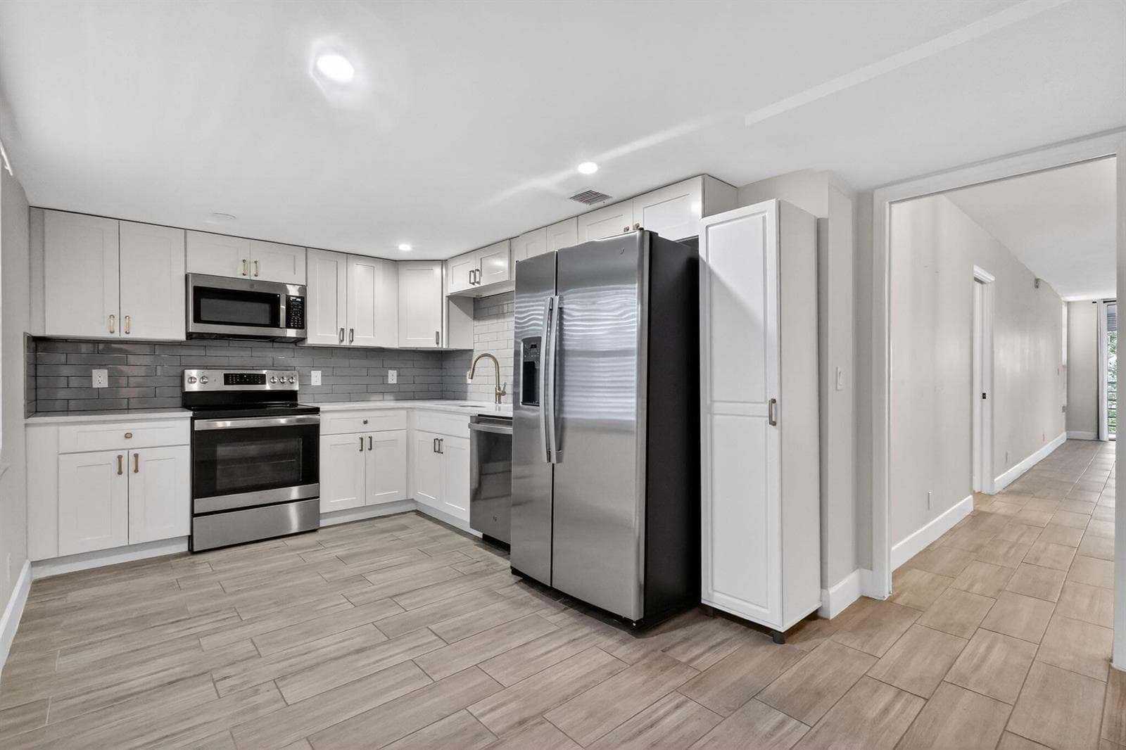545 Oaks Lane # 409, Pompano Beach, FL 33069 photo 2