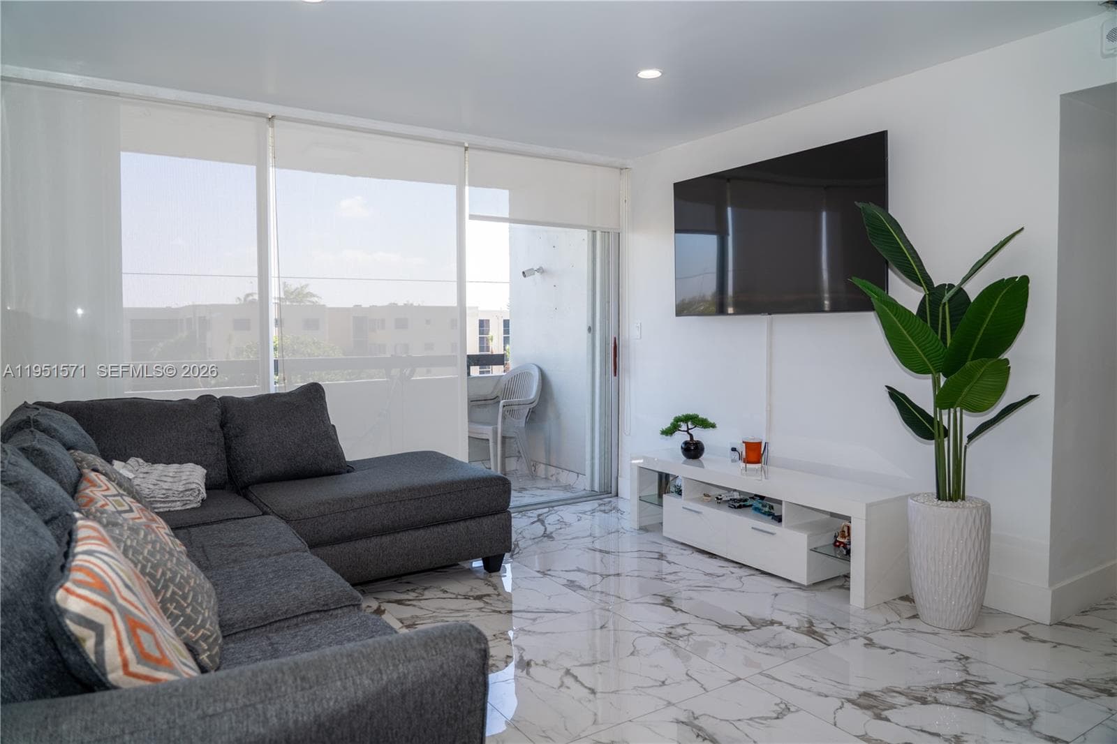 854 NW 87th Ave # 405, Miami, FL 33172 photo 2
