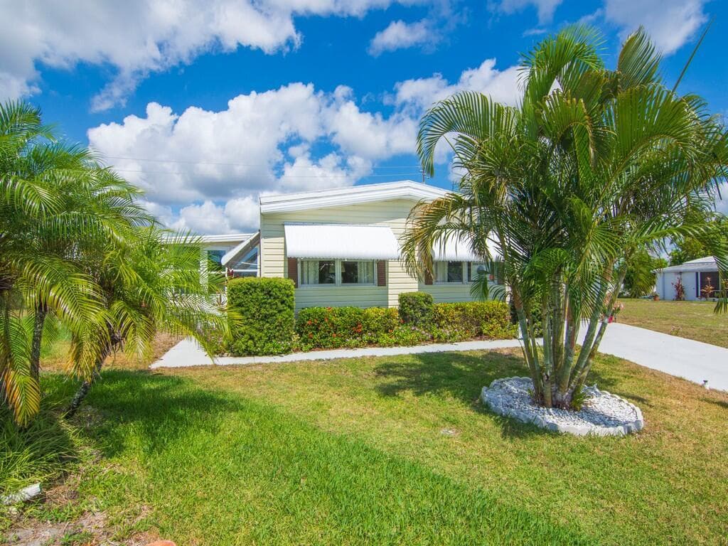 196 NE Emerald Drive, Jensen Beach, FL 34957 photo 2