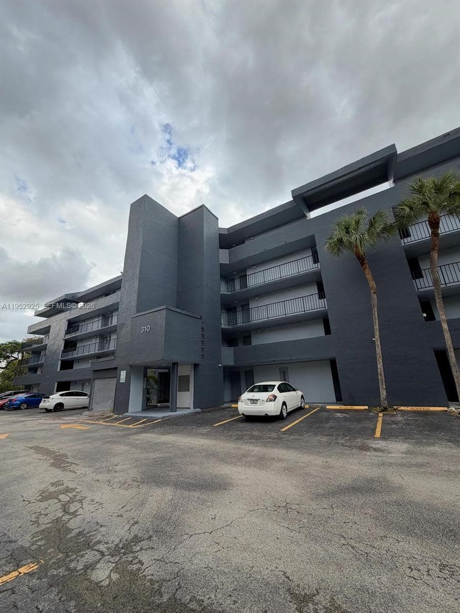 310 Fontainebleau Blvd # 206, Miami, FL 33172