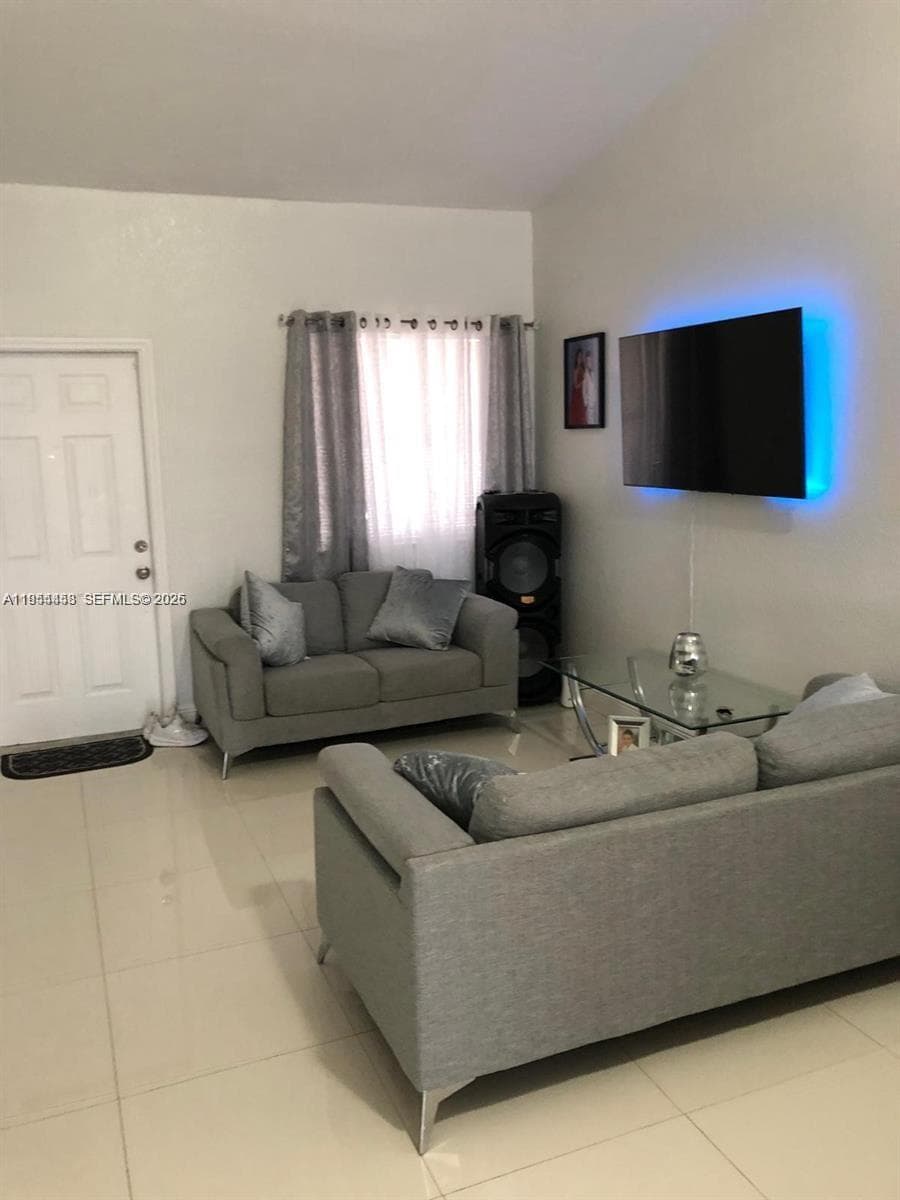 27 NE 13th Ave # 4, Homestead, FL 33033 photo 2