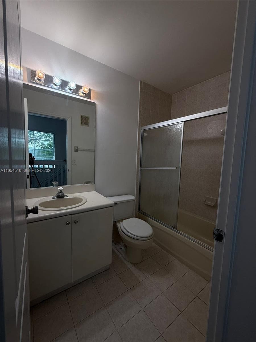 17640 NW 73rd Ave # 200-19, Hialeah, FL 33015 photo 4