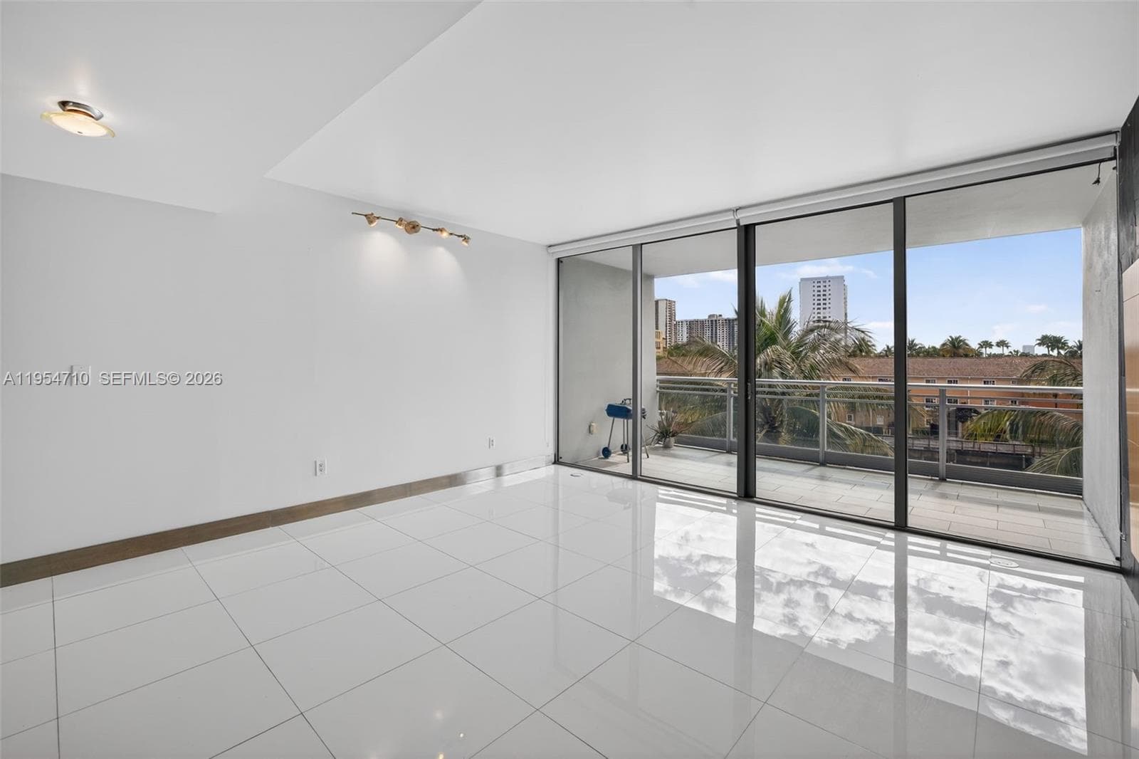 2950 NE 188th St # 302, Aventura, FL 33180 photo 2