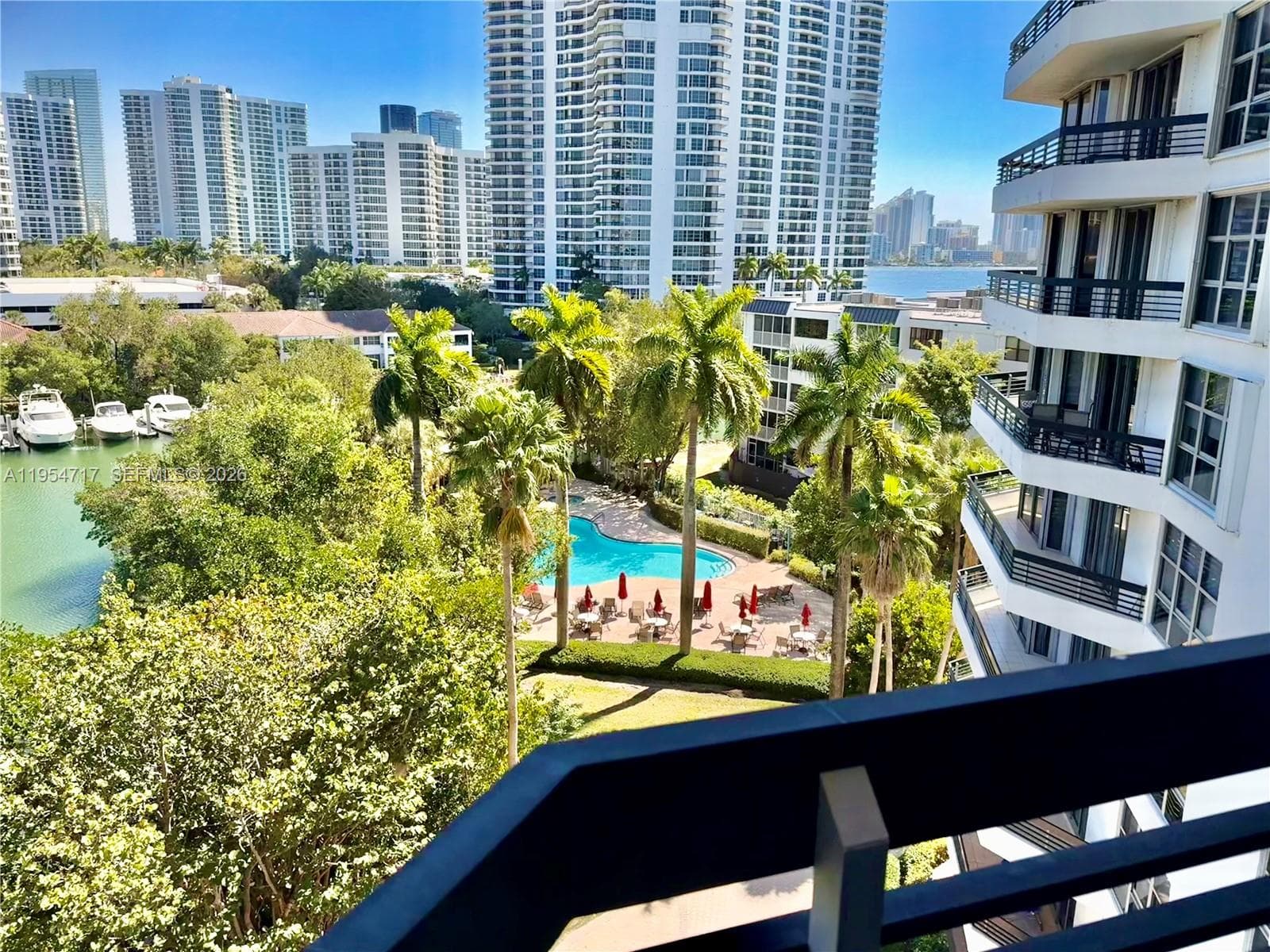 Mystic Pointe Tower 600 photo 3