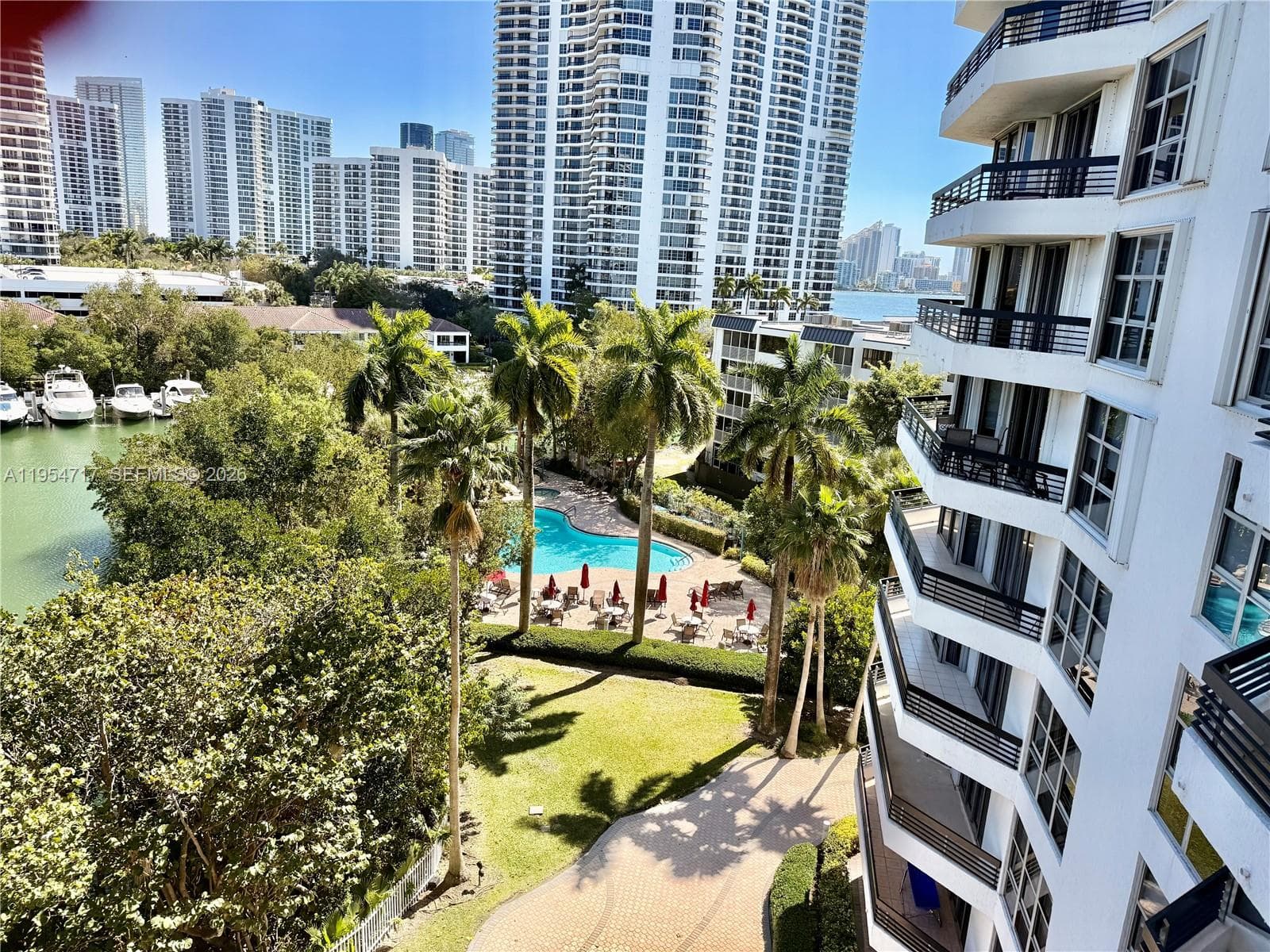 Mystic Pointe Tower 600 photo 5