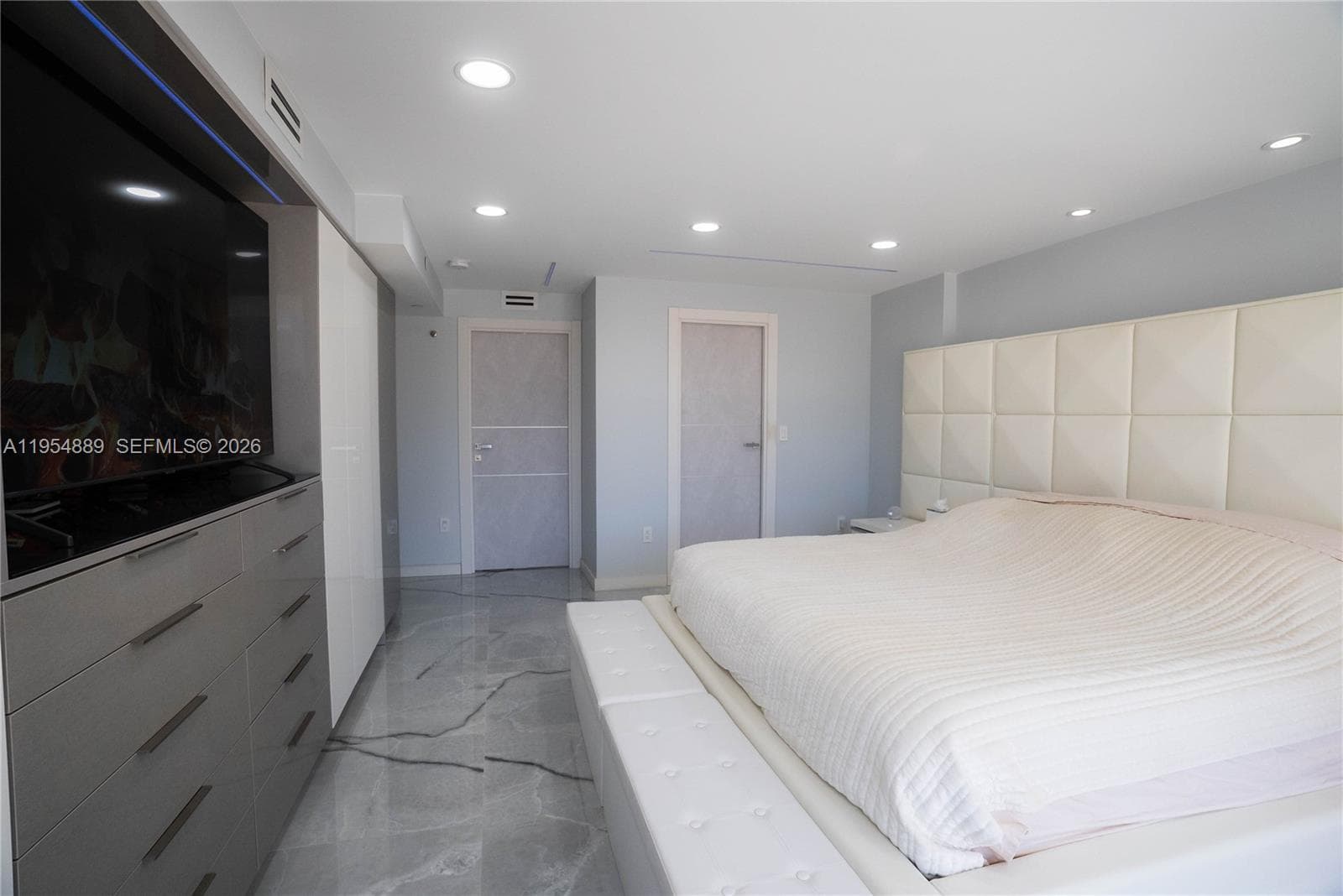 210 174th St # 309, Sunny Isles Beach, FL 33160 photo 4