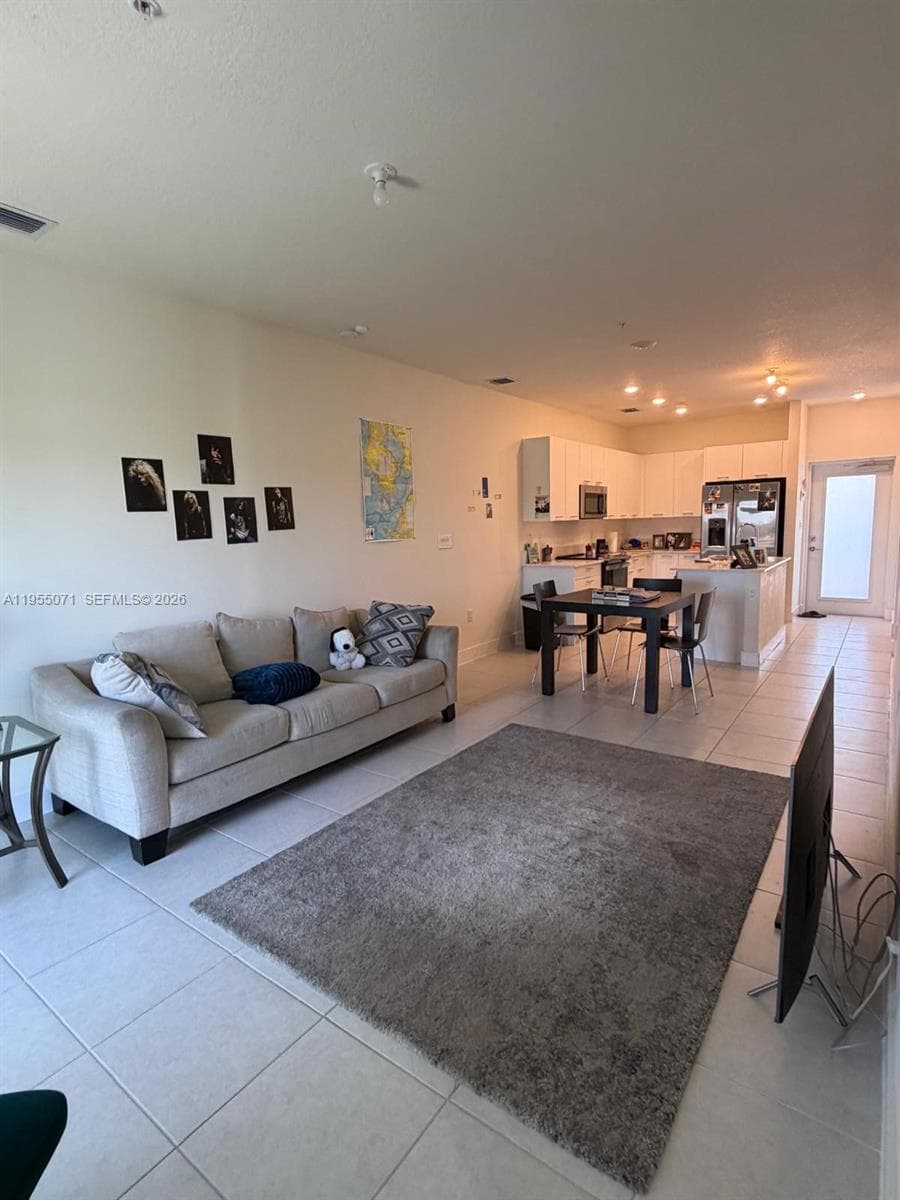 8001 NW 41st St # F-310, Doral, FL 33166 photo 2