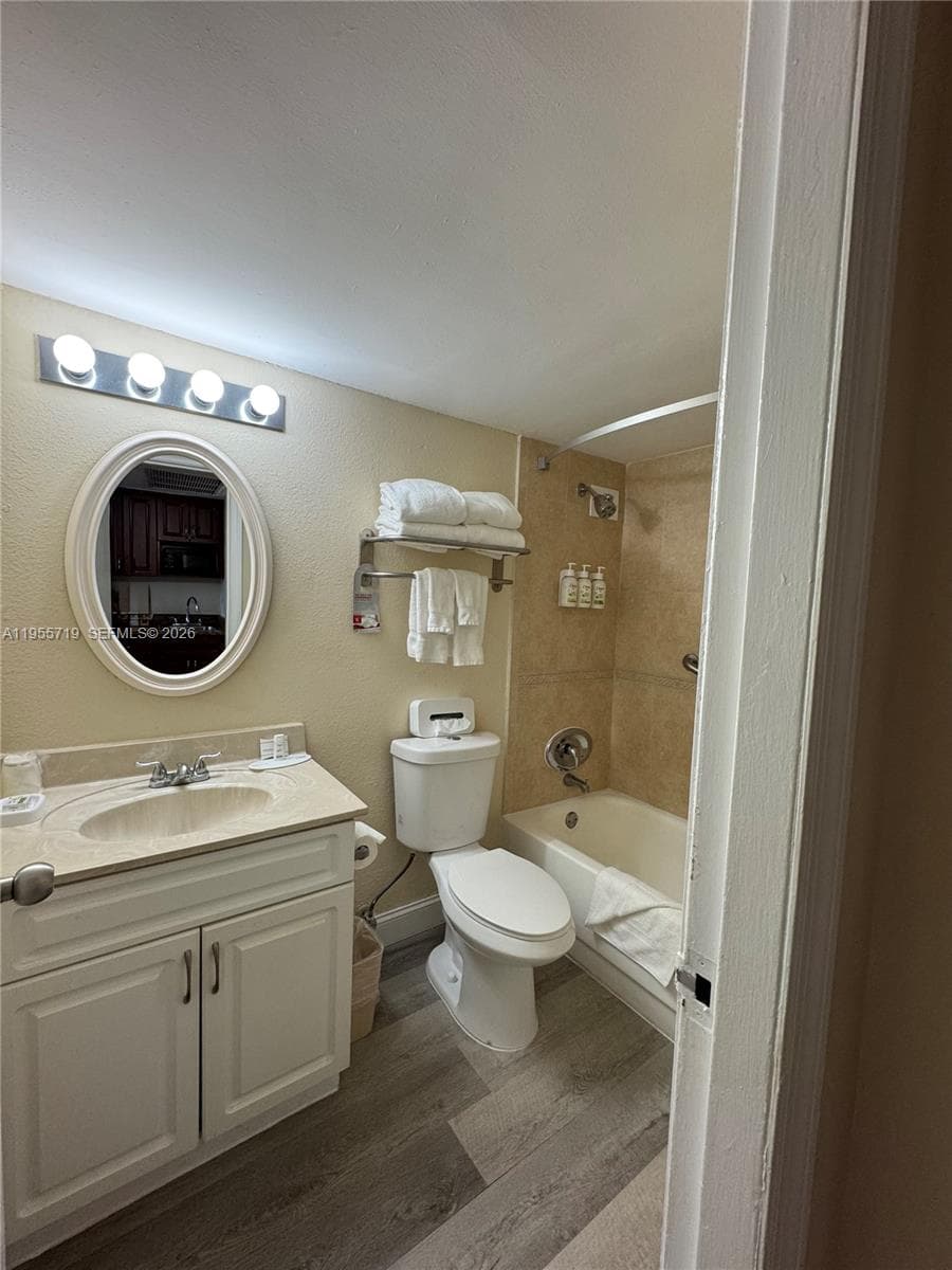 19201 Collins Ave # 1103, Sunny Isles Beach, FL 33160 photo 2