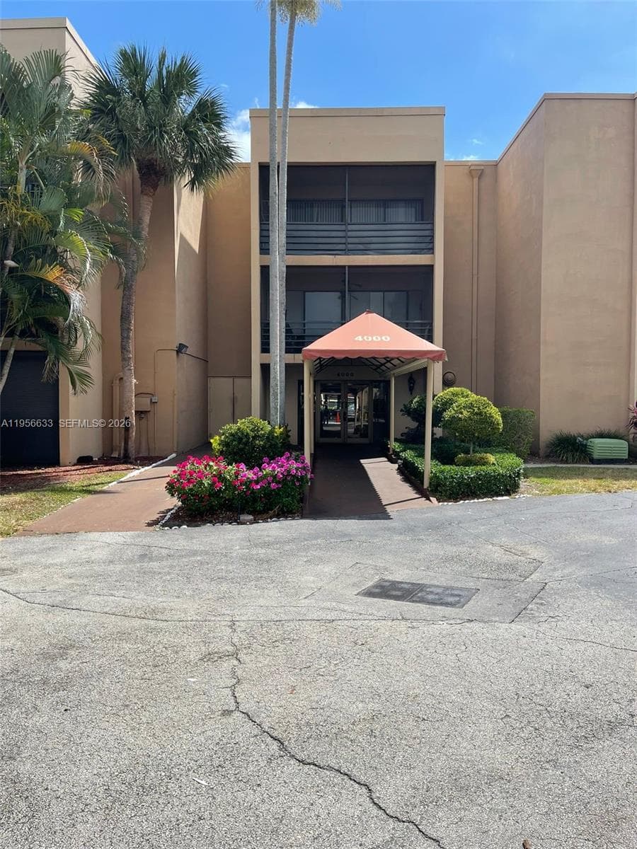 4000 N Hills Dr # 32, Hollywood, FL 33021