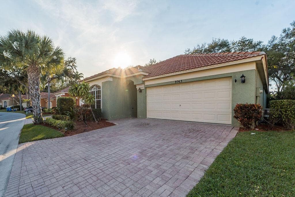 8063 Via Hacienda, Riviera Beach, FL 33418 photo 2