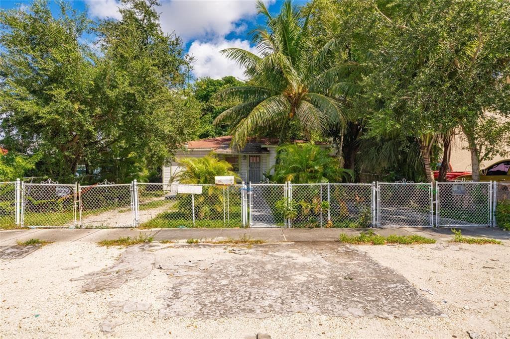 2621 NW 32nd Street, Miami, FL 33142 photo 5