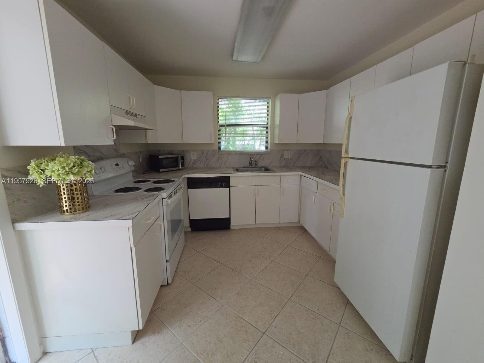 814 Finley Ct, Hollywood, FL 33020 photo 4